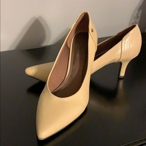 Life Stride soft system cream heels